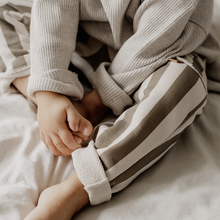 Load image into Gallery viewer, GUAPOO - 運動褲 (Khaki Stripes)