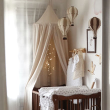 將圖片載入圖庫檢視器 Nursery room with canopy over crib and hot air balloon decorations.