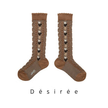 Load image into Gallery viewer, [預購] Collegien | Désirée - Jacquard Hearts Knee-high Sock - Biscuit
