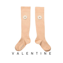Load image into Gallery viewer, [預購] Collegien | Valentine - Ribbed Socks with Daisy (Sorbet)
