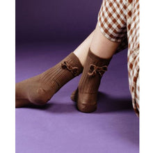 Load image into Gallery viewer, [預購] Collegien | Sarah- Ribbed Ankle Socks with Velvet Bow - Lamb
