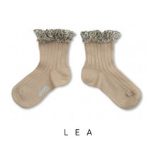 Load image into Gallery viewer, Collegien | Lea - Ribbed Socks with Leopard Hearts - Sable
