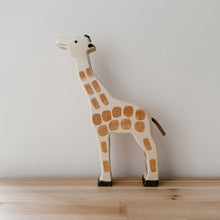 Load image into Gallery viewer, Holztiger - Giraffe, head raised (長頸鹿,抬起頭)
