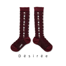 Load image into Gallery viewer, [預購] Collegien | Désirée - Jacquard Hearts Knee-high Sock - Velvet Red
