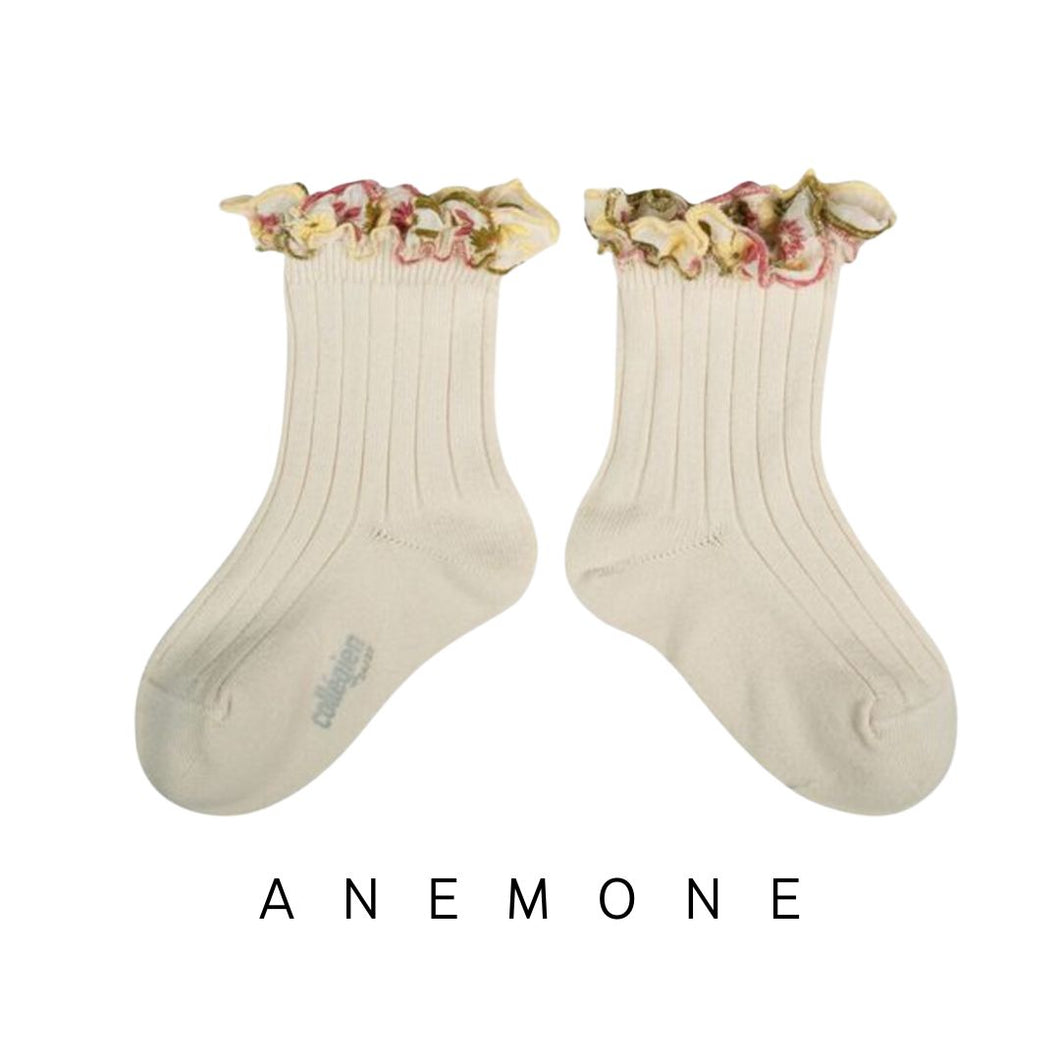Collegien | Anemone - Ruffle Ribbed Ankle Socks (Lamb)