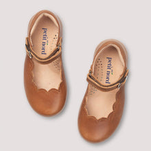 Load image into Gallery viewer, PETIT NORD - Scallop Mary Jane (Cognac)
