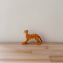 Load image into Gallery viewer, Holztiger - Lion, small, standing (小獅子,站立)
