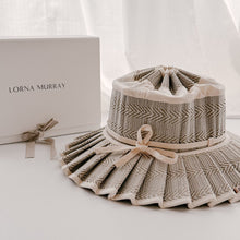 Load image into Gallery viewer, Everlybee X Lorna Murray Exclusive - Capri 太陽帽 (成人)
