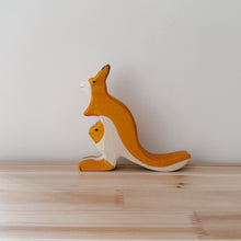 Load image into Gallery viewer, Holztiger - Kangaroo with young (袋鼠和幼崽)
