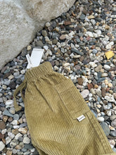 Load image into Gallery viewer, [預購] Guapoo - Corduroy Pants Olive
