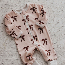 將圖片載入圖庫檢視器 Pink baby onesie with brown patterns on a textured surface

