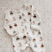 將圖片載入圖庫檢視器 Baby outfit with teddy bear pattern on a textured surface
