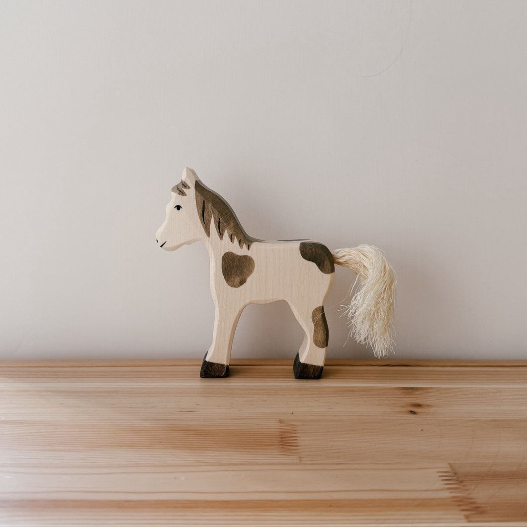 Holztiger - Foal, standing, dappled (小馬駒，站立，有斑點)