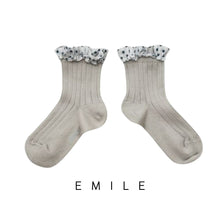 Load image into Gallery viewer, Collegien | Emilie - Polka Dots Ruffle Ankle Socks (Pearl Grey)

