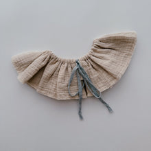 Load image into Gallery viewer, 日本 Hibi - 噓噓蝴蝶結口水巾 (Greige)
