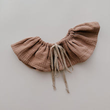 Load image into Gallery viewer, 日本 Hibi - Ruffle 蝴蝶結口水巾 (Pink Beige)
