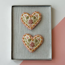 將圖片載入圖庫檢視器 Angelabon 刺繡髮夾 (粉 Heart)
