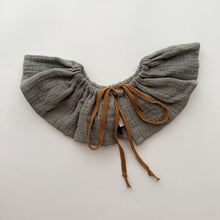 Load image into Gallery viewer, 日本 Hibi - Ruffle 蝴蝶結口水巾 (Forest Green)
