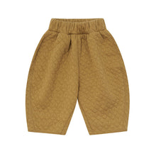 將圖片載入圖庫檢視器 A pair of toddler's quilted trousers in a warm mustard-brown color, featuring an elastic waistband and a subtle textured pattern, shown flat on a light beige background.
