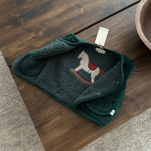 Load image into Gallery viewer, Guapoo - Reversible Vest Pine
