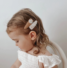 Load image into Gallery viewer, Pink Posies Clip
