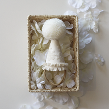 Load image into Gallery viewer, KruhitkaLove - 荷葉邊派對帽子
