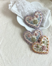 Load image into Gallery viewer, [預購] Angelabon 刺繡髮夾 (紫 Heart)
