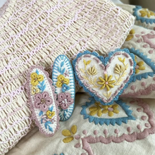將圖片載入圖庫檢視器 Angelabon 刺繡髮夾 (藍 Heart)
