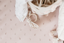 Load image into Gallery viewer, Pehr- 嬰兒床單 - Hatchling Fawn (Pink)

