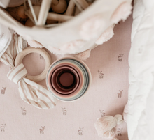 Load image into Gallery viewer, Pehr- 嬰兒床單 - Hatchling Fawn (Pink)
